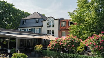 2 restaurants, breakfast, lunch, dinner served; international cuisine