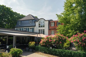 2 restaurants, breakfast, lunch, dinner served; international cuisine  - Clostermanns Hof (Niederkassel)