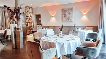 2 restaurants; breakfast, lunch, and dinner served