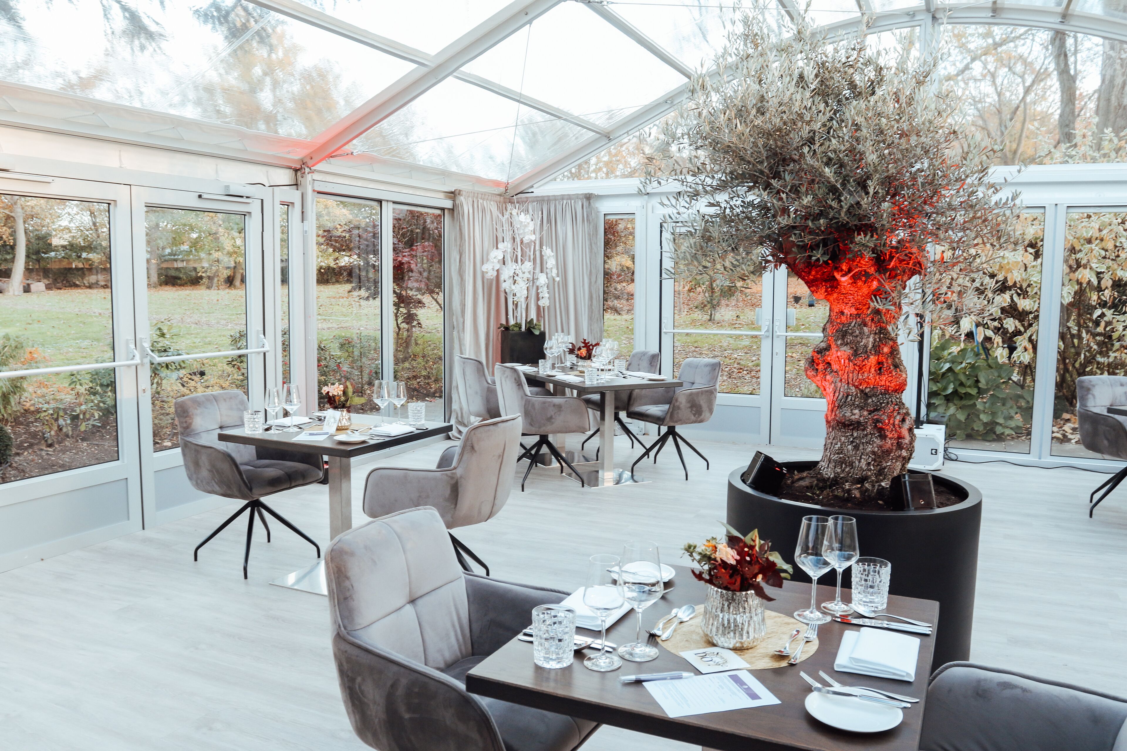 2 restaurants, breakfast, lunch, dinner served; international cuisine