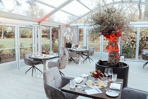 2 nhà hàng, phục vụ bữa sáng, bữa trưa, món ăn mang phong cách quốc tế 