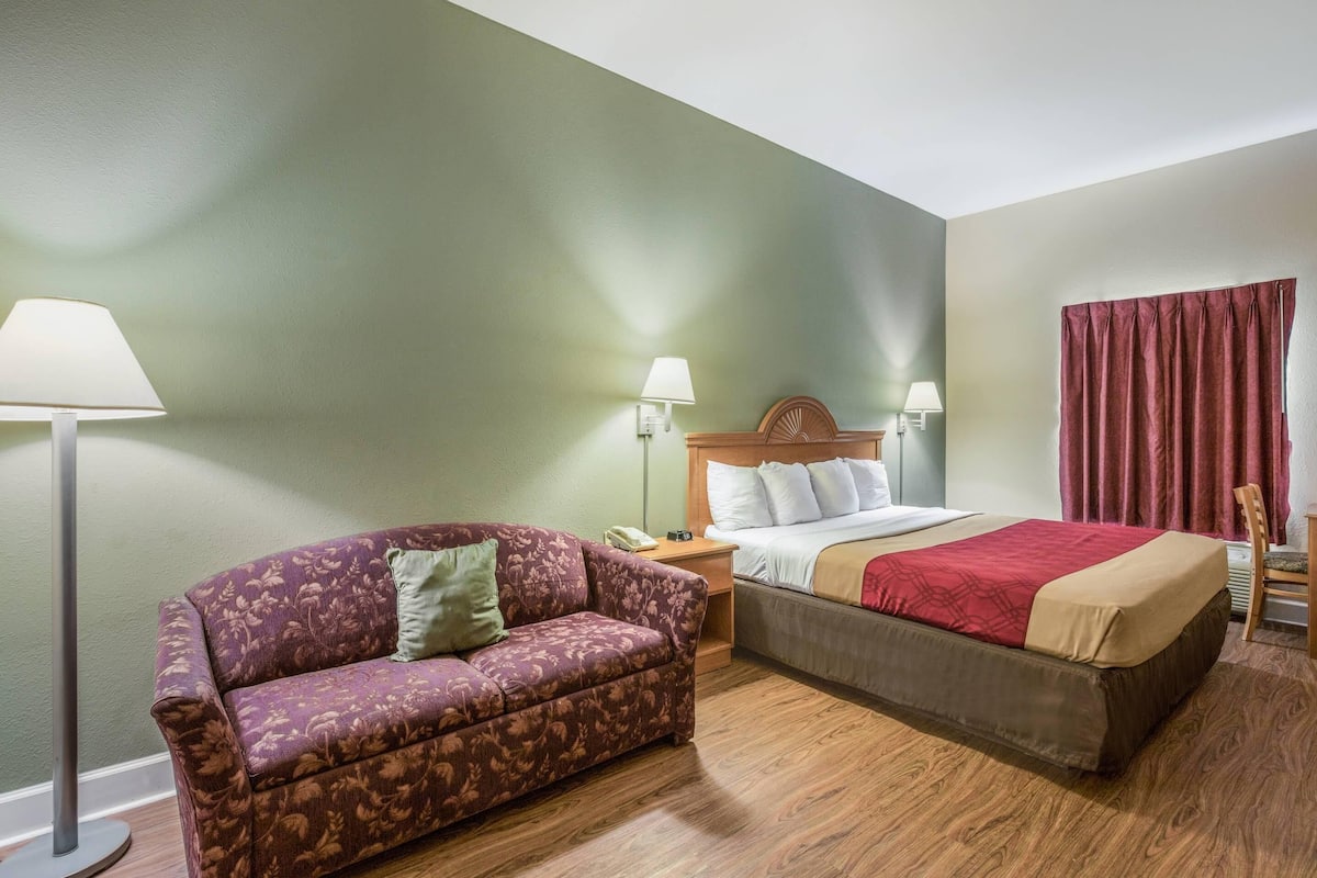Room, 1 King Bed, Accessible, Non Smoking | Premium bedding, desk, blackout drapes, soundproofing