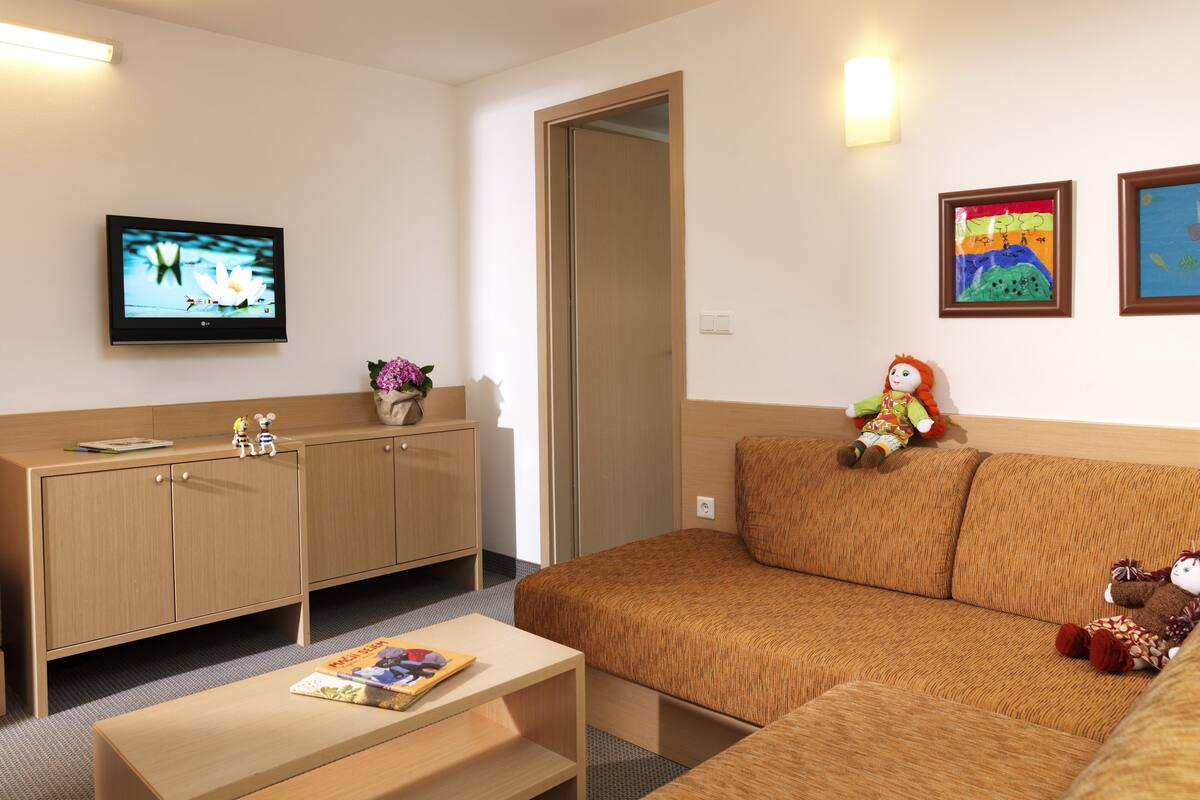 family room, balcony, park view | living area