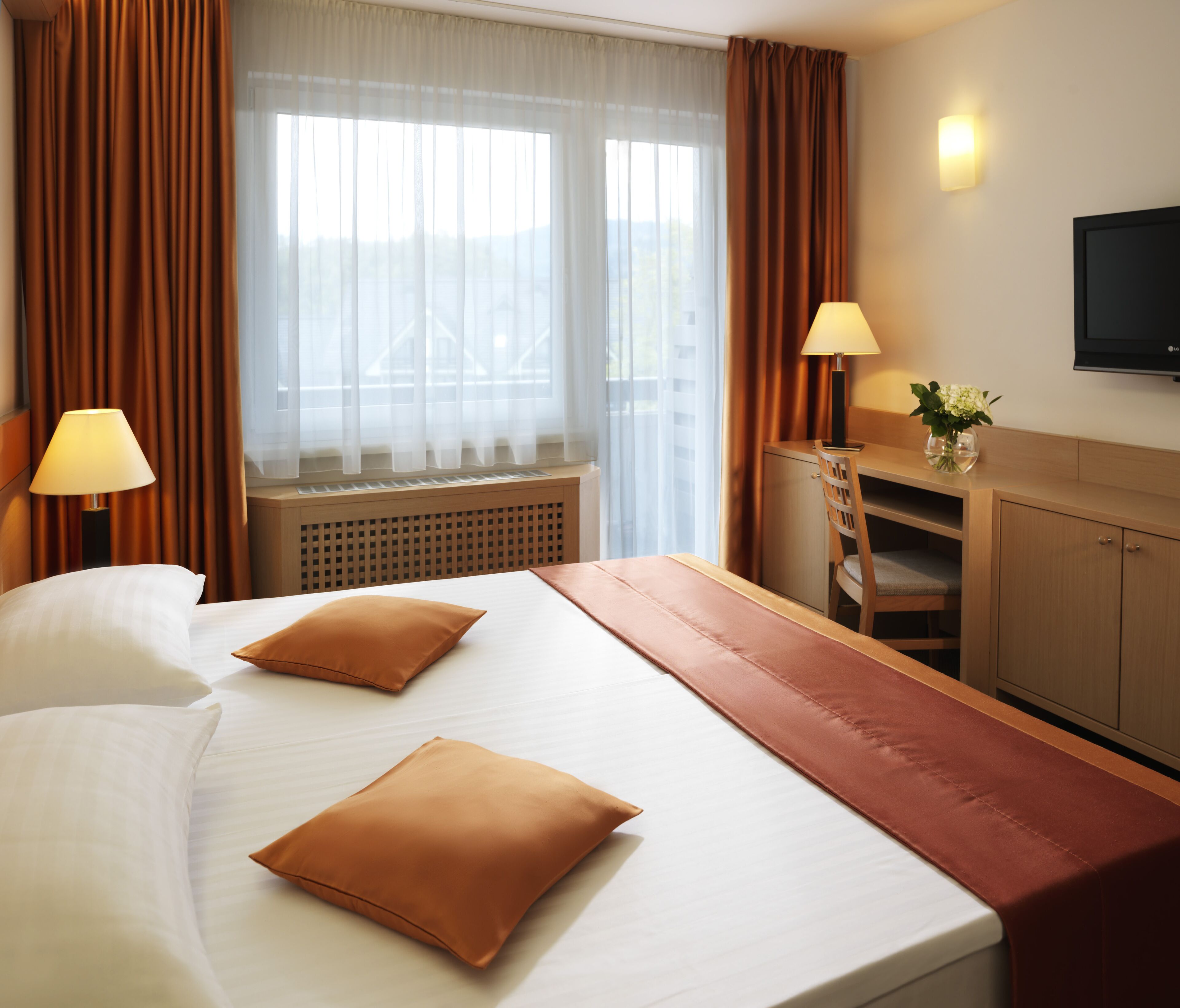 Een minibar, een kluis op de kamer, gratis wifi, beddengoed
