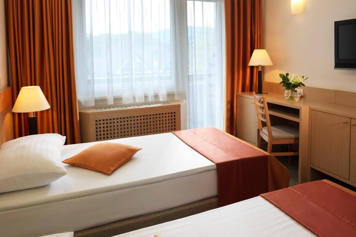 minibar, in-room safe, free wifi, bed sheets