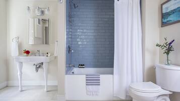 Ensemble douche/baignoire, articles de toilette gratuits, sĂšche-cheveux
