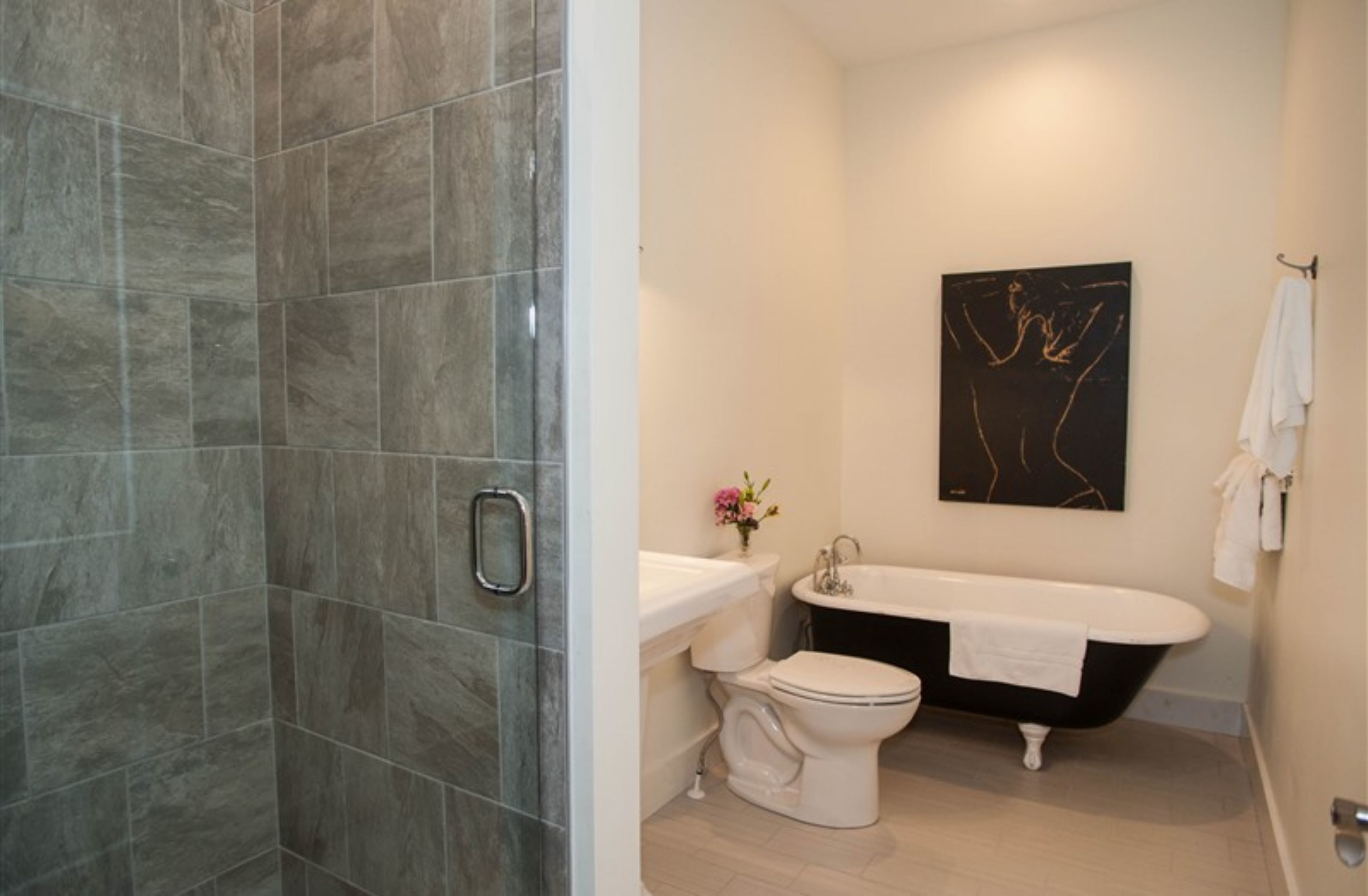Une salle de bain avec douche, toilettes et baignoire.