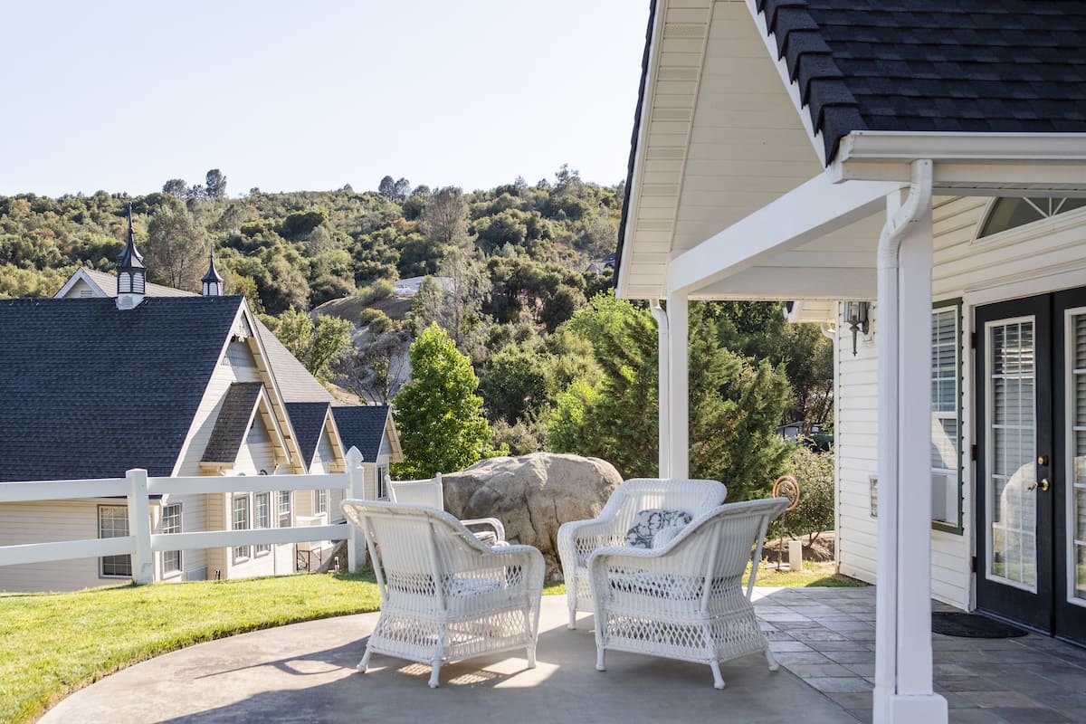 Summer House Cottage | Premium bedding, pillowtop beds, soundproofing