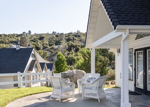 Premium bedding, pillowtop beds, individually decorated - Hounds Tooth Inn (Oakhurst)