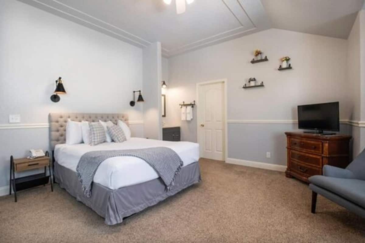 1 bedroom, premium bedding, pillowtop beds, individually decorated