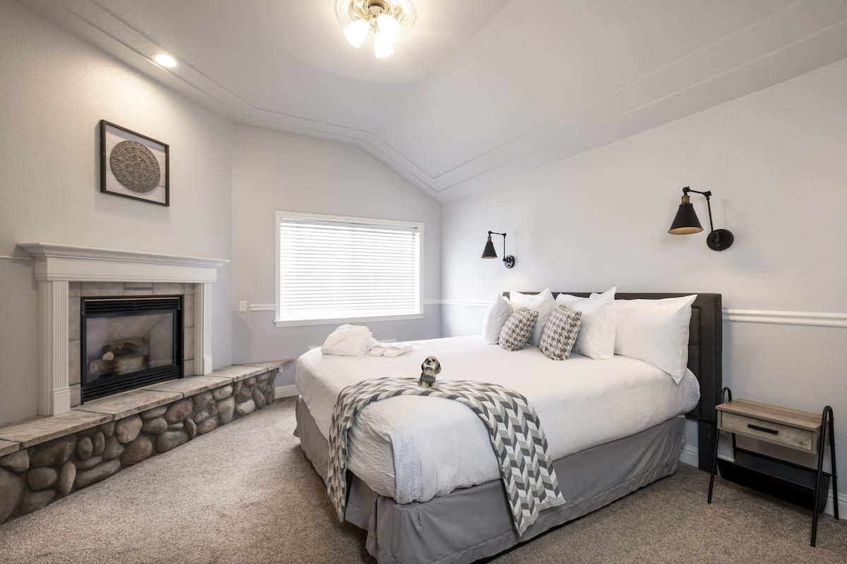 1 bedroom, premium bedding, pillowtop beds, individually decorated