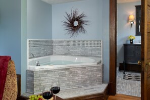 Kingdom Suite | Private spa tub