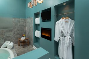 Camelot Suite | Bathroom | Free toiletries, hair dryer, bathrobes, towels