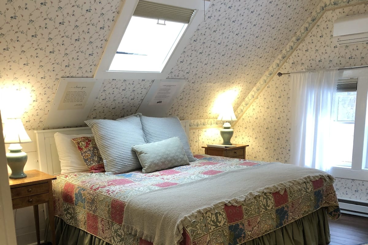 Rom, privat bad (Poet's Room) | Sengetøy av topp kvalitet, strykejern/-brett og wi-fi (inkludert)