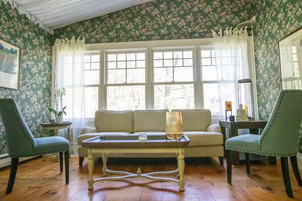 Free daily cooked-to-order breakfast 