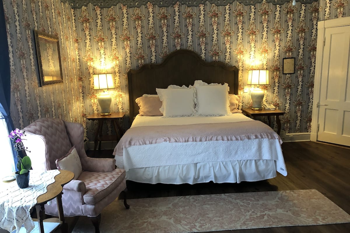 Rom, privat bad (Victorian Room) | Sengetøy av topp kvalitet, strykejern/-brett og wi-fi (inkludert)