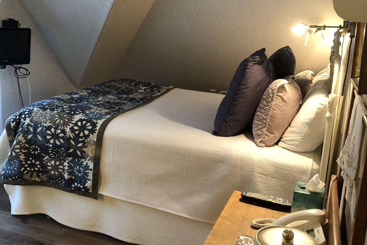 Rom, privat bad (Sweet Dreams Room) | Sengetøy av topp kvalitet, strykejern/-brett og wi-fi (inkludert)