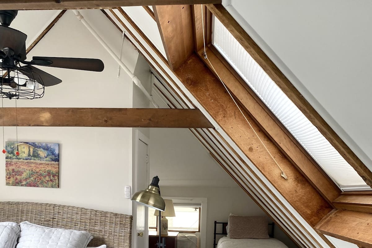 Loftsrom, privat bad (Skylight Loft) | Sengetøy av topp kvalitet, strykejern/-brett og wi-fi (inkludert)