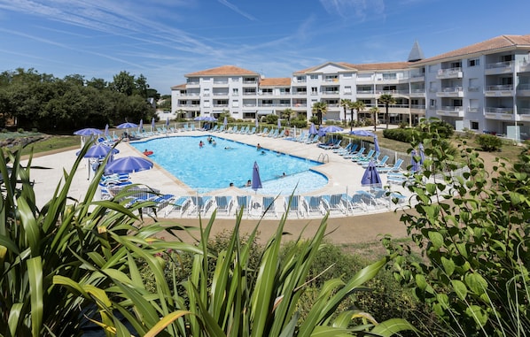 Piscine extérieure (ouverte en saison)