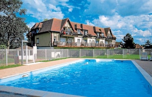 Outdoor pool, sun loungers - Résidence Green Panorama (Varaville)