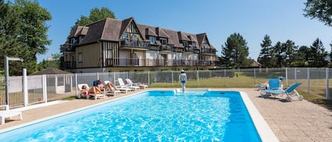 Piscine extérieure, chaises longues