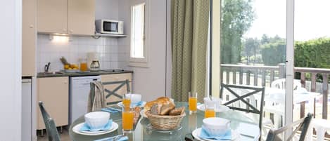 Réfrigérateur, micro-ondes, plaque de cuisson, lave-vaisselle