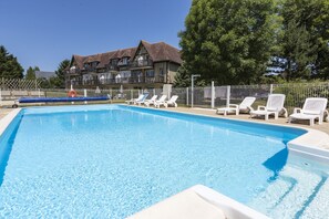 Outdoor pool, pool loungers
