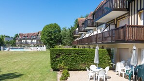 Un hôtel doté d'une piscine, d'un espace extérieur aménagé et d'une pelouse bien entretenue.