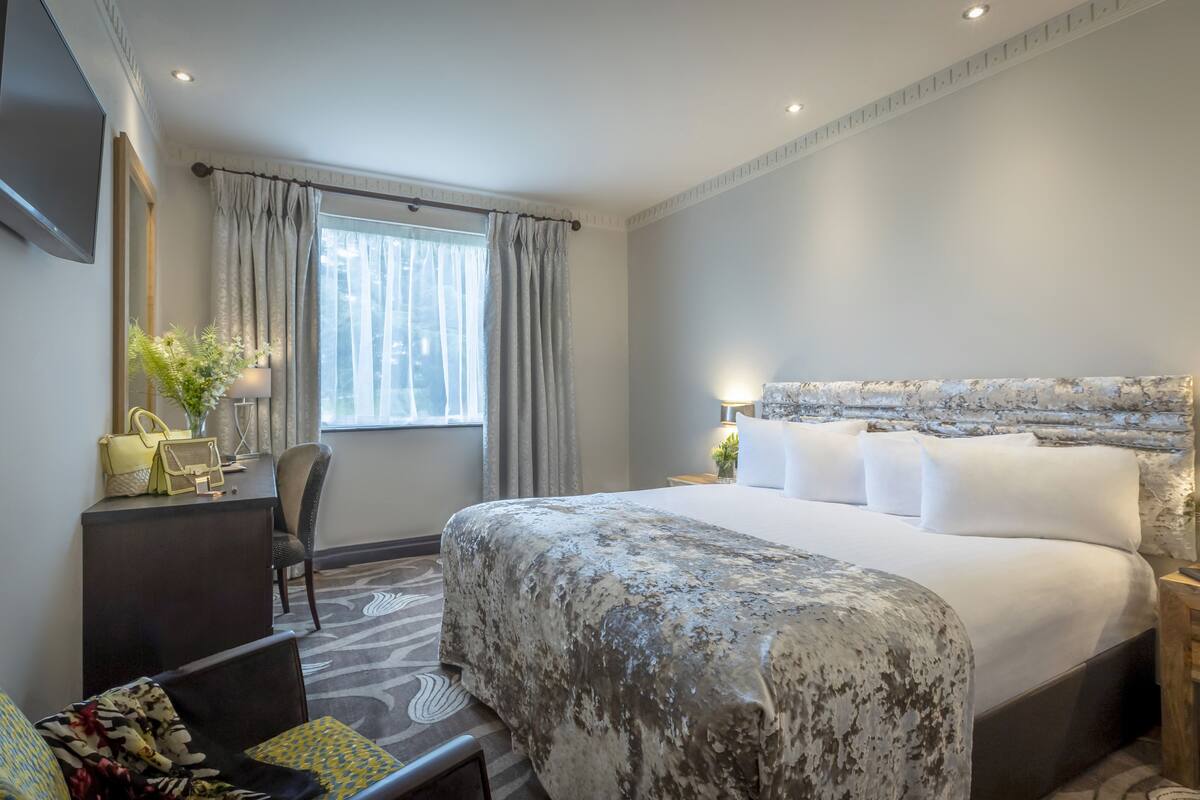 superior double room | hypo-allergenic bedding, desk, blackout curtains, iron/ironing board