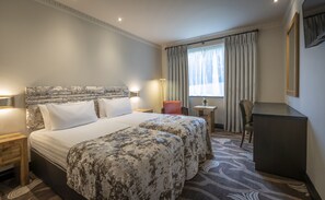 Hypo-allergenic bedding, desk, blackout drapes, iron/ironing board - Boyne Valley Hotel - Bed & Breakfast Only (Drogheda)