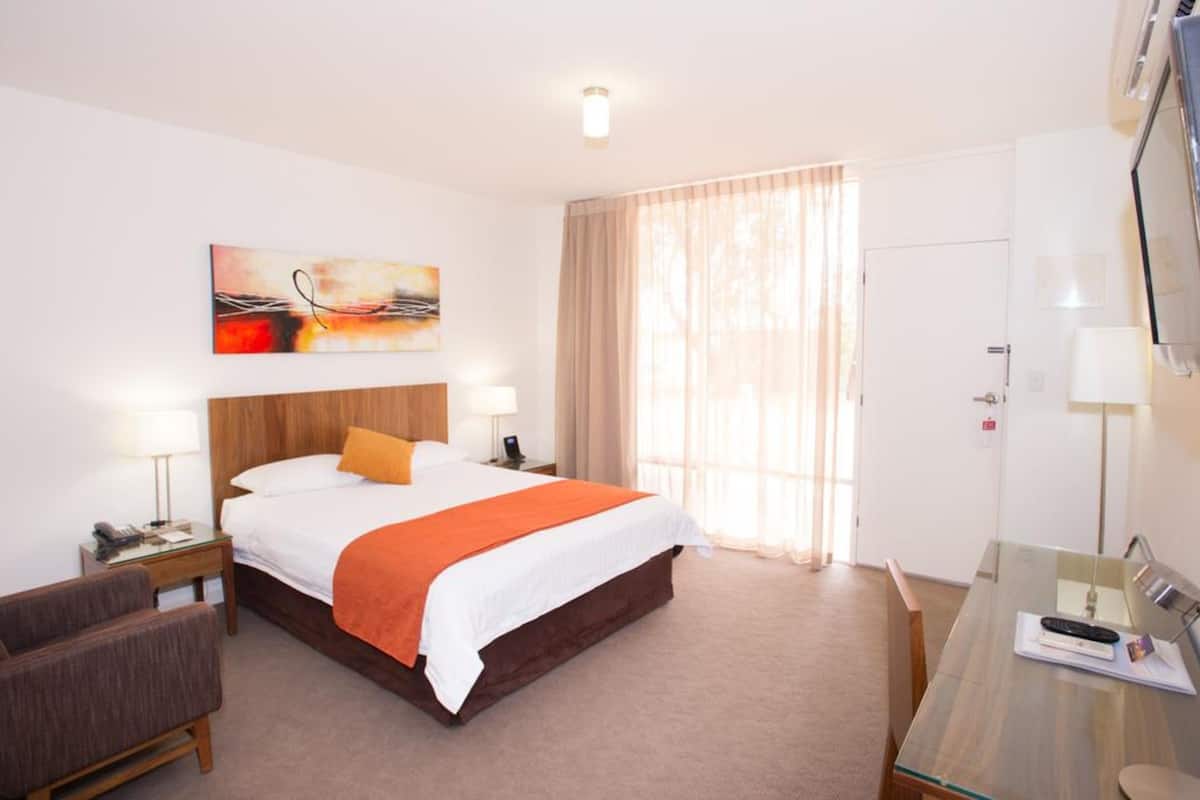 Suíte luxo, 1 cama Queen | 1 quarto, ferros/tábuas de passar roupa, Wi-Fi de cortesia