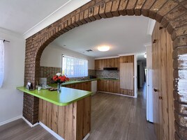 Refrigerador, microondas, lavavajillas, cafetera/tetera