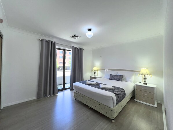 Departamento, 2 habitaciones | Edredón, artículos del minibar gratis y muebles diferentes 