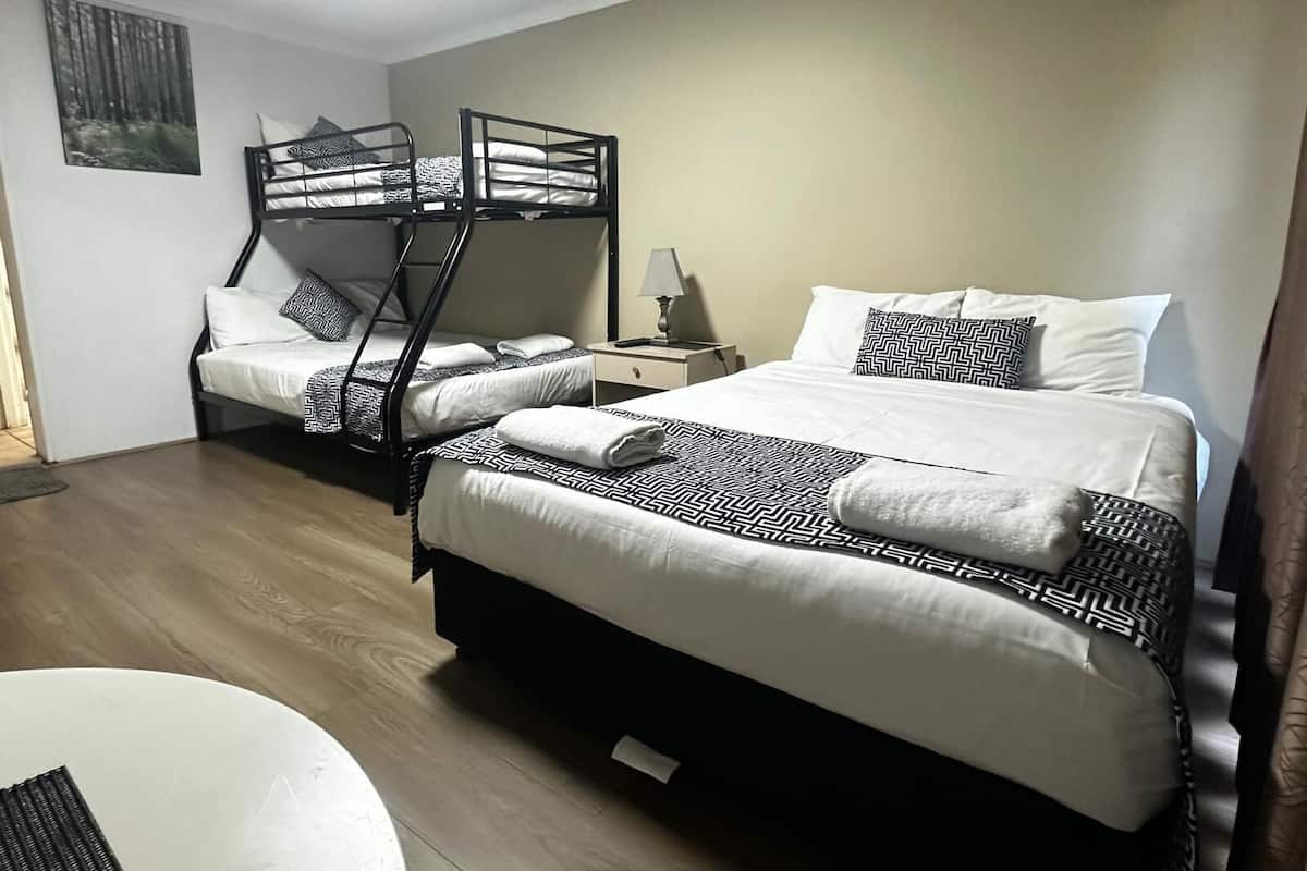 Superior Family Room | 2 quartos, edredons de pluma, frigobar (abastecido com itens grátis)