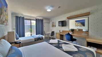 Habitación | 2 habitaciones, edredón y artículos del minibar gratis
