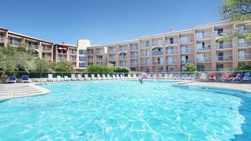 Kolam renang terbuka bermusim