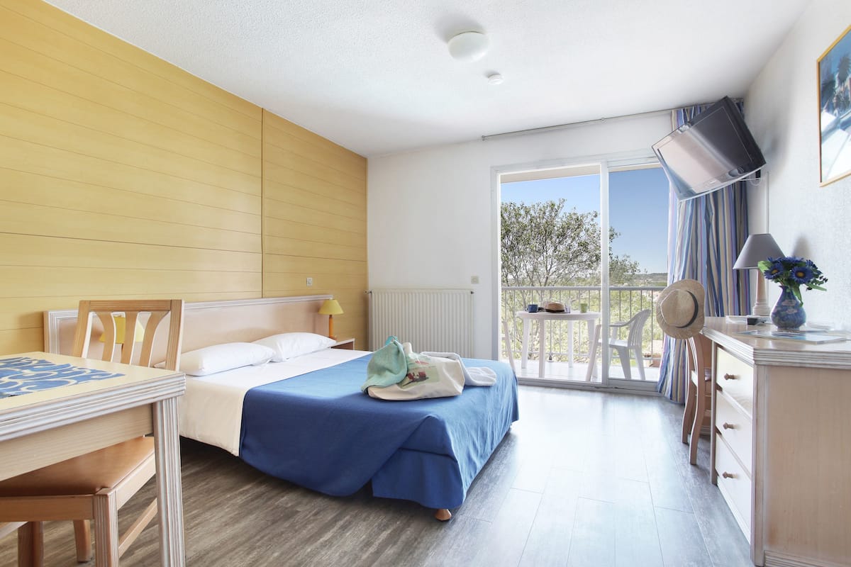 1 bedroom, individually decorated, individually furnished