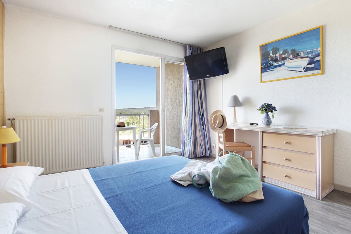1 bedroom, individually decorated, individually furnished
