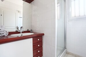 Shower, towels