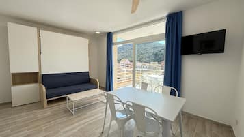 Apartamento habitación superior | Living area | 32-inch TV with satellite channels