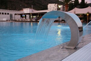 Una piscina al aire libre (de 11:00 a 19:00), tumbonas