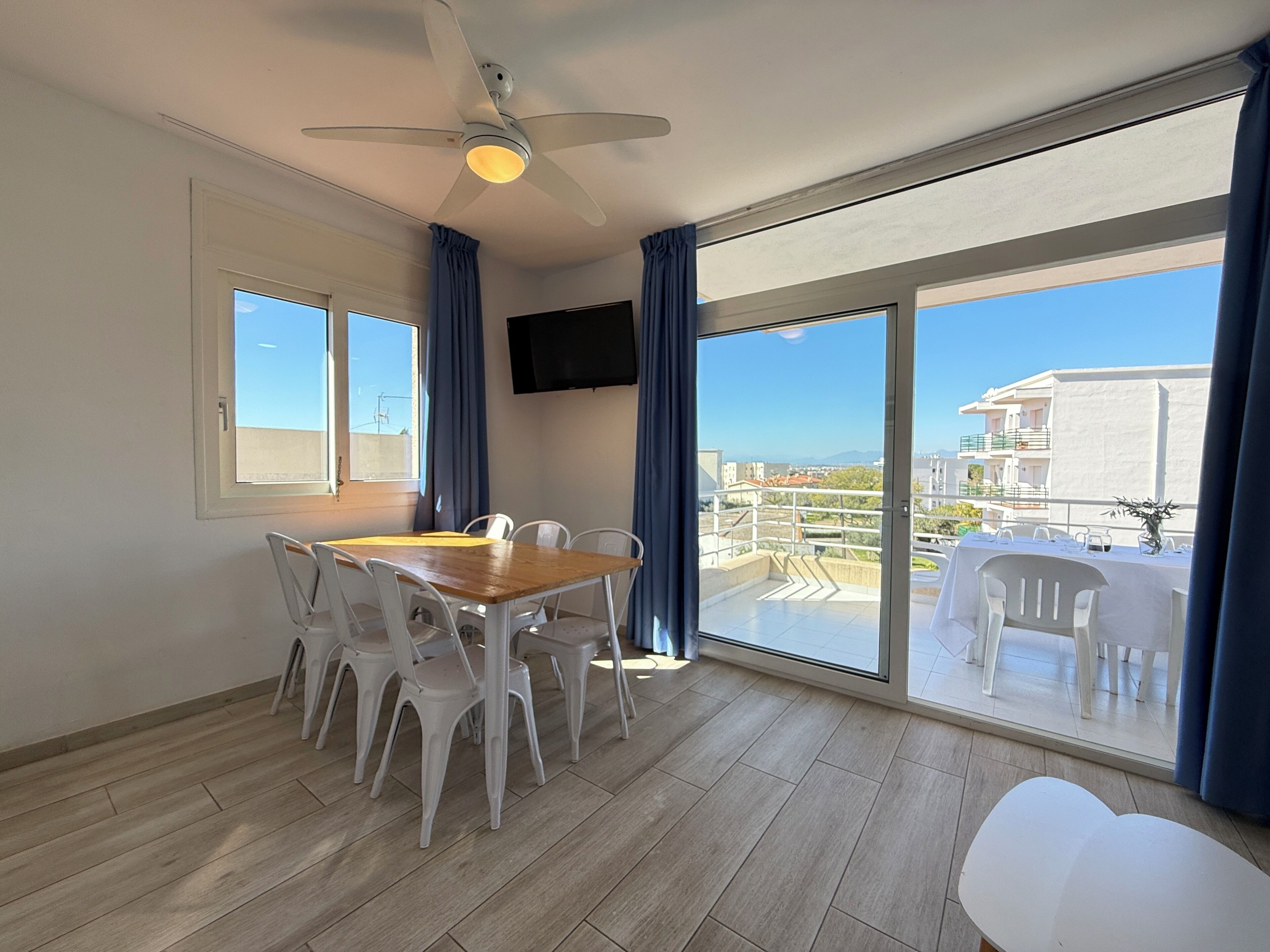 Appartement, 2 chambres | Coin séjour | Télévision de 32 pouces avec chaînes par satellite