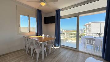 Appartement, 2 slaapkamers | Woonruimte | Een 32-inch televisie met satellietzenders