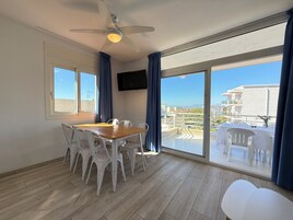 Apartamento, 2 habitaciones | Zona de estar | Televisión de 32 pulgadas con canales por satélite