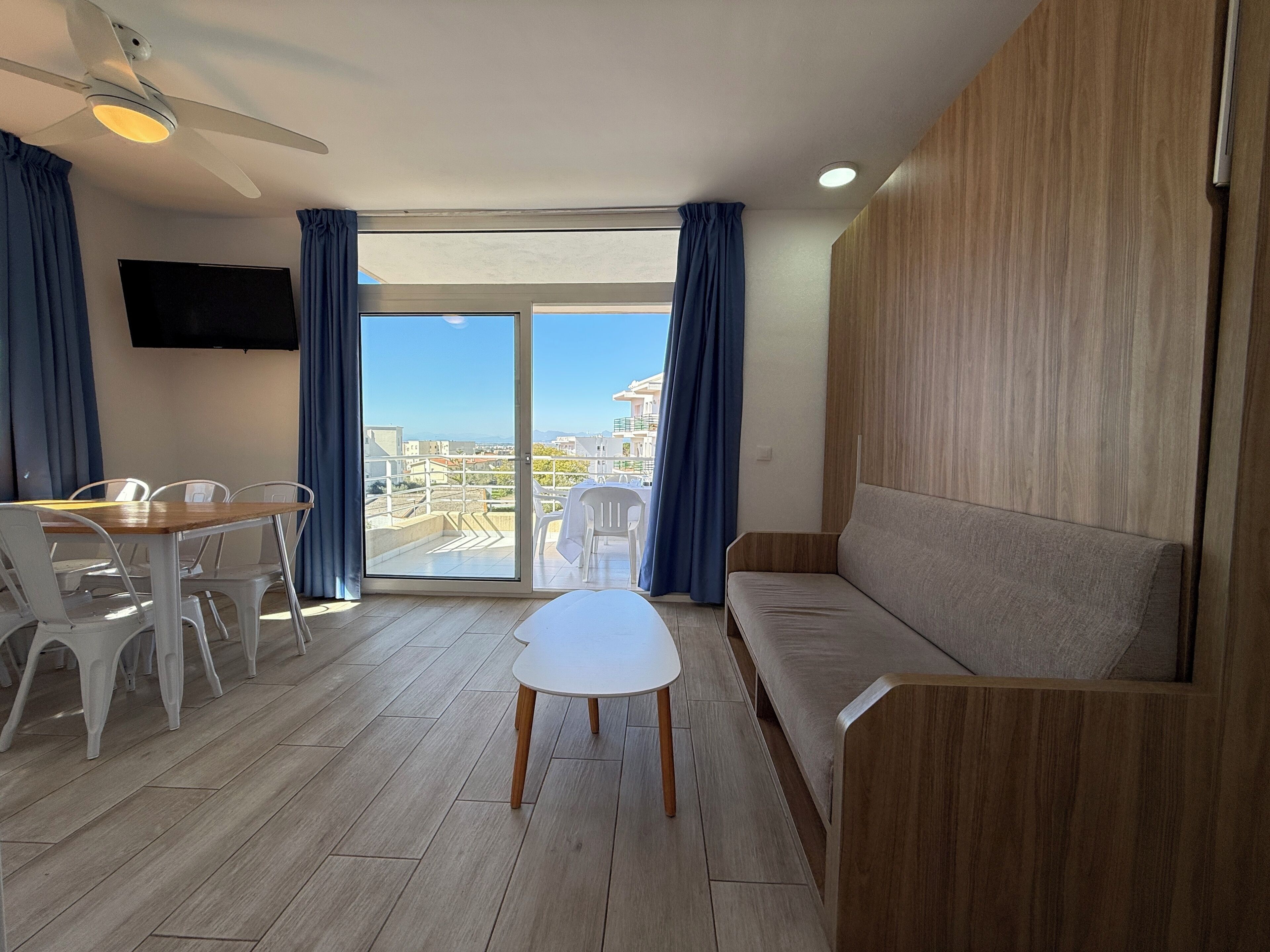 Appartement, 2 chambres | Coin séjour | Télévision de 32 pouces avec chaînes par satellite