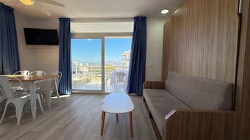 Appartement, 2 chambres | Coin séjour | Télévision de 32 pouces avec chaßnes par satellite