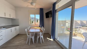 Appartement, 2 chambres | Coin séjour | Télévision de 32 pouces avec chaßnes par satellite