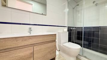 Apartment, 2 Bedrooms | Bathroom | Shower, towels