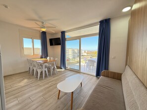 Apartment, 2 Schlafzimmer | Wohnbereich | 32-Zoll-Fernseher mit Satellitenempfang