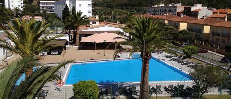 Outdoor pool, open 11:00 AM to 7:00 PM, sun loungers